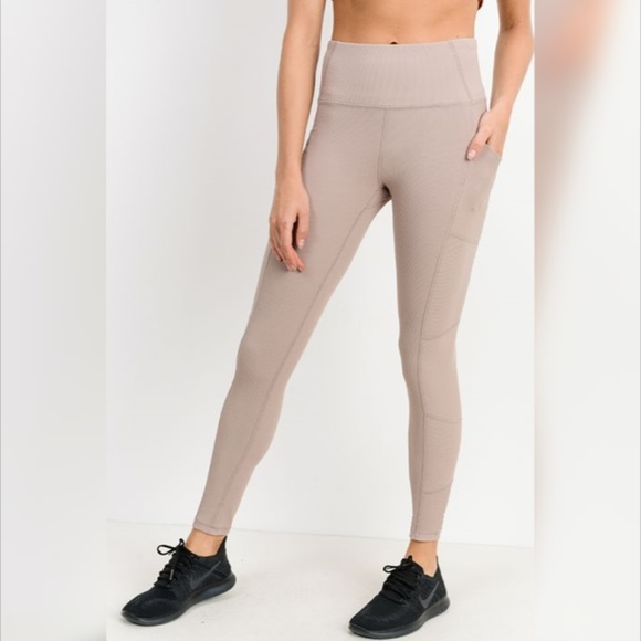 Highwaist Essential Ribbed Leggings with Pockets - Picture 5 of 6